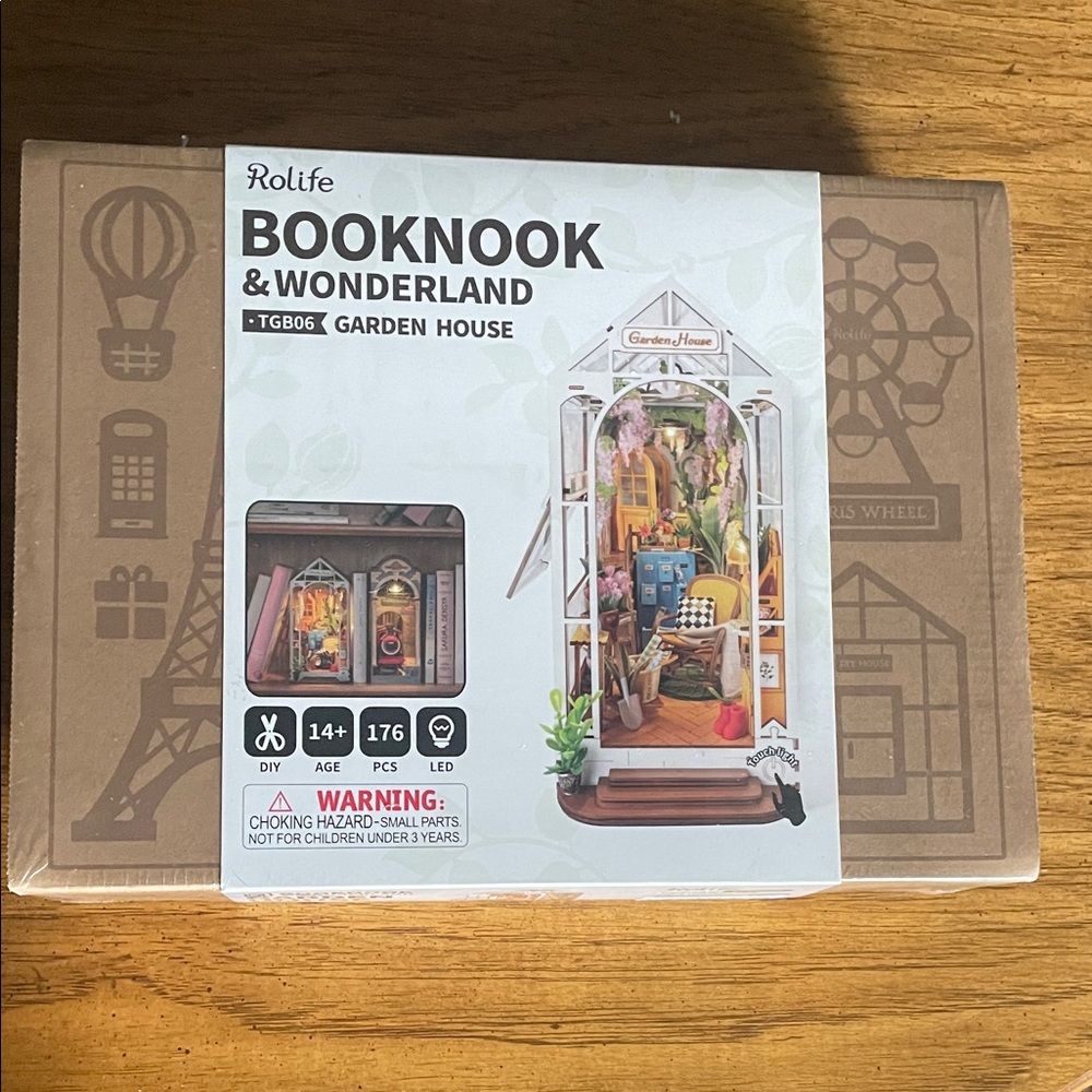 Rolife Booknook & Wonderland Garden House DIY Miniature (White)